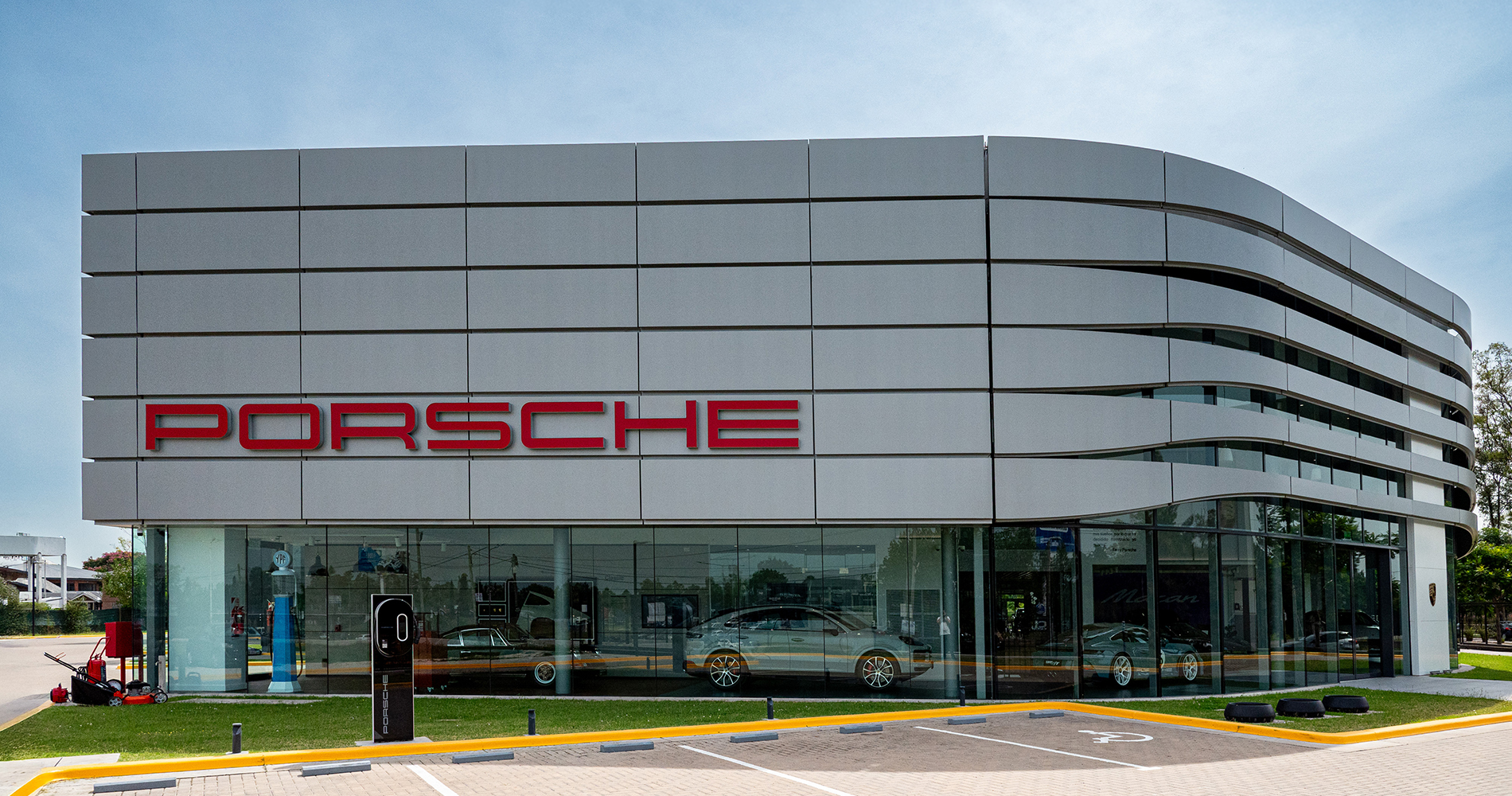 PORSCHE CENTER BUENOS AIRES - CARPEAL Design